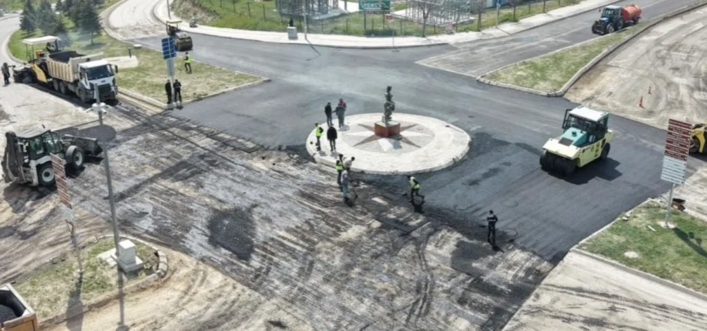 Edirne Belediyesi, Hilly Hotel Kavşağı’nda yürüttüğü asfalt ve üstyapı çalışmalarıyla kentin ulaşım ağını modernize ediyor. Altyapı revizyonu sonrası başlayan çalışmaların detayları burada.