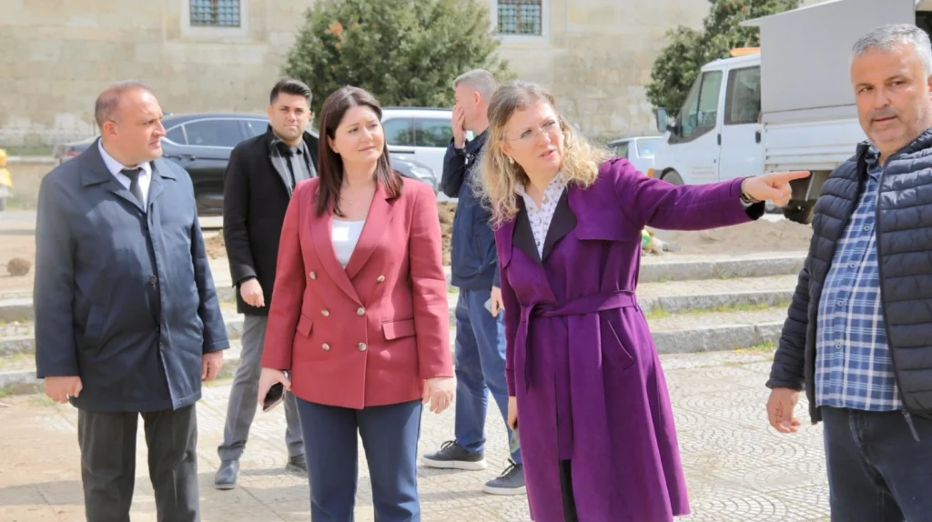 Edirne Belediyesi, İlhan Koman Parkı'nı baştan aşağı yeniliyor! Park ve Bahçeler Müdürlüğü ekiplerinin yürüttüğü çevre düzenleme çalışmalarının detayları haberimizde.