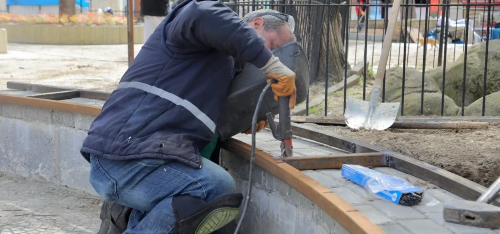 Edirne Belediyesi, İlhan Koman Parkı'nı baştan aşağı yeniliyor! Park ve Bahçeler Müdürlüğü ekiplerinin yürüttüğü çevre düzenleme çalışmalarının detayları haberimizde.
