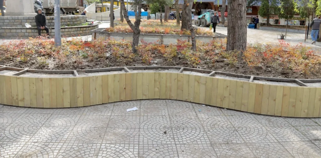 Edirne Belediyesi, İlhan Koman Parkı'nı baştan aşağı yeniliyor! Park ve Bahçeler Müdürlüğü ekiplerinin yürüttüğü çevre düzenleme çalışmalarının detayları haberimizde.