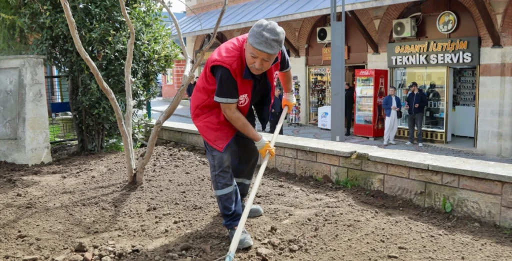 Edirne Belediyesi, İlhan Koman Parkı'nı baştan aşağı yeniliyor! Park ve Bahçeler Müdürlüğü ekiplerinin yürüttüğü çevre düzenleme çalışmalarının detayları haberimizde.