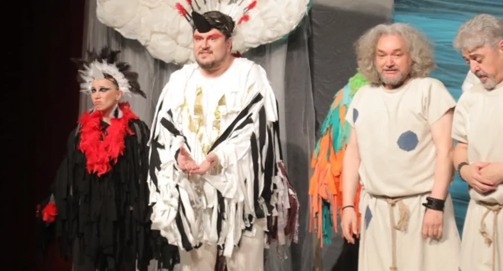 Edirne Belediyesi Şehir Tiyatrosu kursiyerlerinin performansıyla "Kuşlar" oyunu izleyiciyle buluştu. AKM'deki bu muhteşem gecenin detayları, sahne arkası notları ve barış mesajları haberimizde.