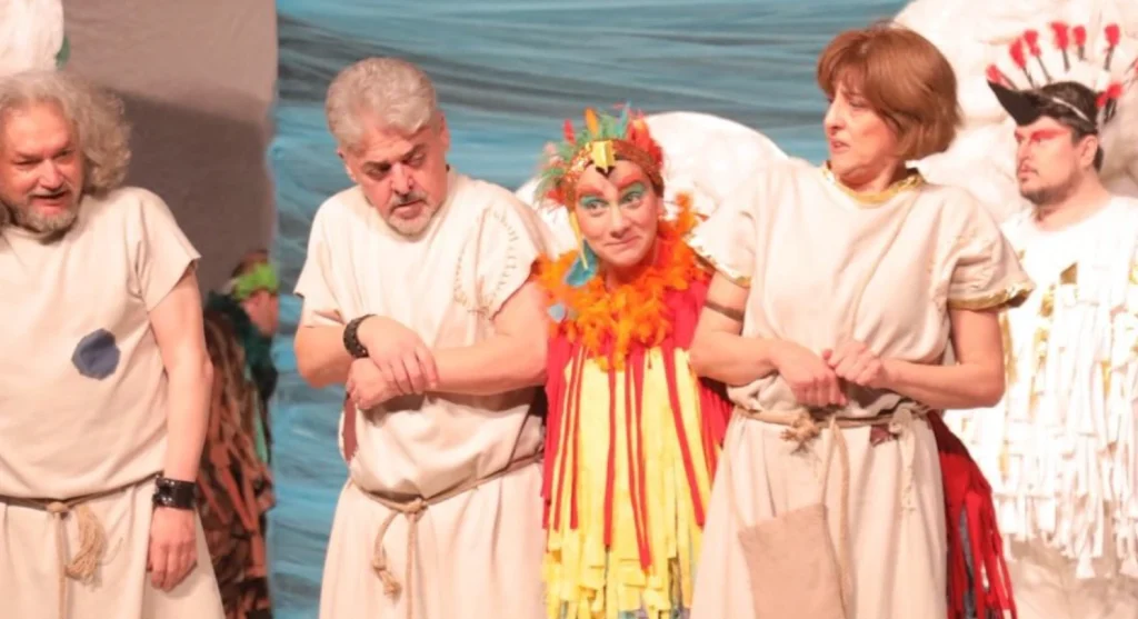 Edirne Belediyesi Şehir Tiyatrosu kursiyerlerinin performansıyla "Kuşlar" oyunu izleyiciyle buluştu. AKM'deki bu muhteşem gecenin detayları, sahne arkası notları ve barış mesajları haberimizde.