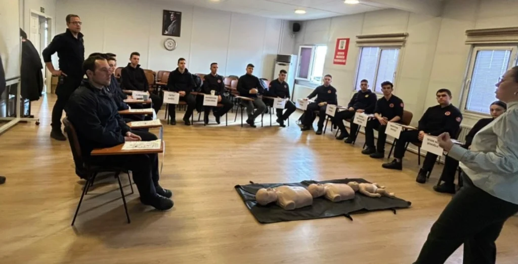 Edirne Belediyesi'nden itfaiye personeline hayati eğitim! Yeni göreve başlayan personeller Sağlık İşleri Birimi tarafından sertifikalı ilk yardım eğitimi aldı. Detaylar haberimizde.