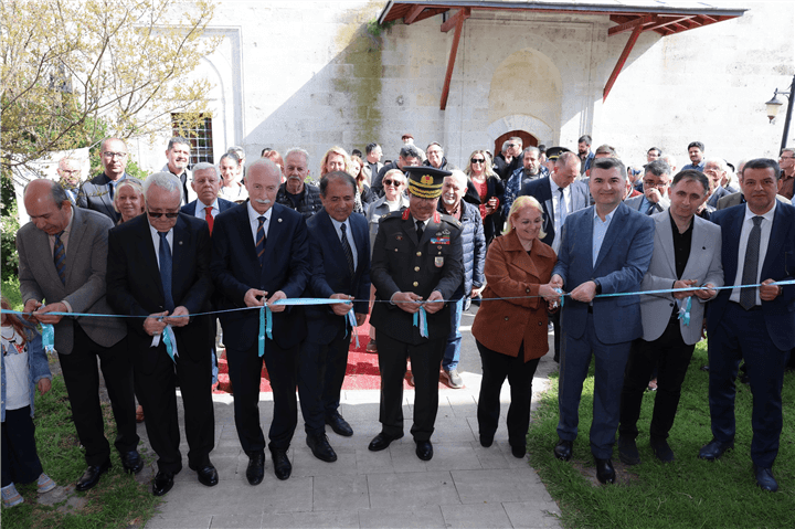 Edirne Sağlık Müzesi 29. kuruluş yıl dönümünü hat sanatı ve ney dinletisiyle kutladı. Trakya Üniversitesi ev sahipliğindeki etkinliğin detayları haberimizde.