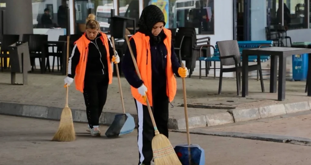 Edirne Belediye Başkanlığı, otobüs terminalinde geniş çaplı temizlik operasyonu gerçekleştirdi. Hijyen standartlarını yükselten Temizlik İşleri Müdürlüğü, terminali pırıl pırıl yaptı. Edirne Haberler