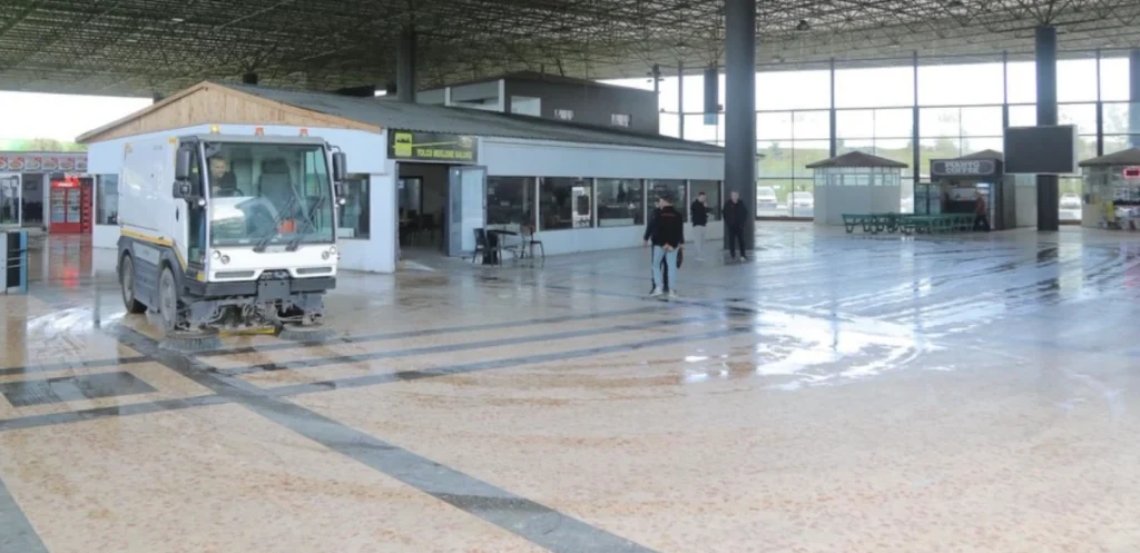 Edirne Belediye Başkanlığı, otobüs terminalinde geniş çaplı temizlik operasyonu gerçekleştirdi. Hijyen standartlarını yükselten Temizlik İşleri Müdürlüğü, terminali pırıl pırıl yaptı. Edirne Haberler