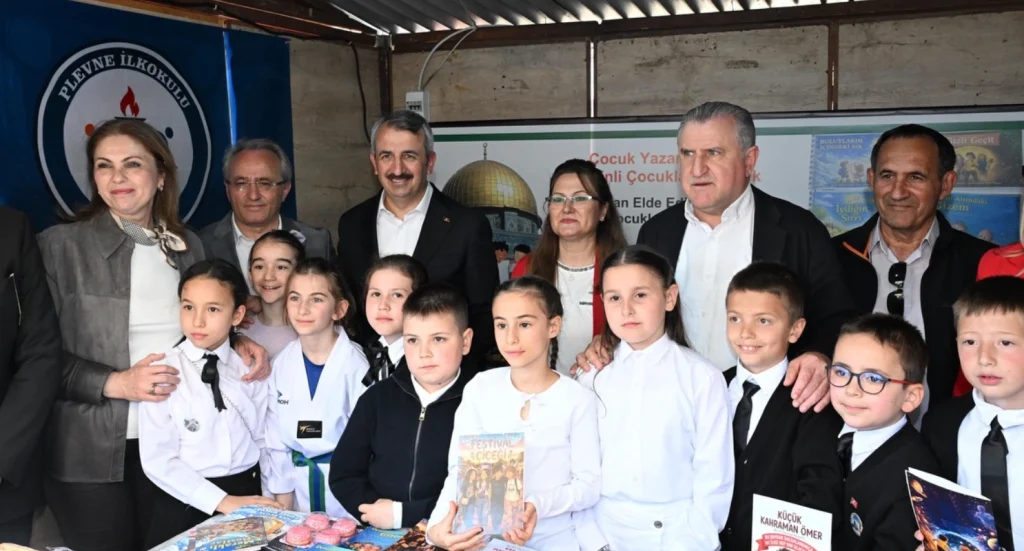 Edirne Söğütlük Millet Bahçesi'nde 23 Nisan Çocuk Bayramı kapsamında düzenlenen bilim, sanat ve kitap fuarı, Bakan Bak ve Vali Sezer'in katılımıyla şölene dönüştü.