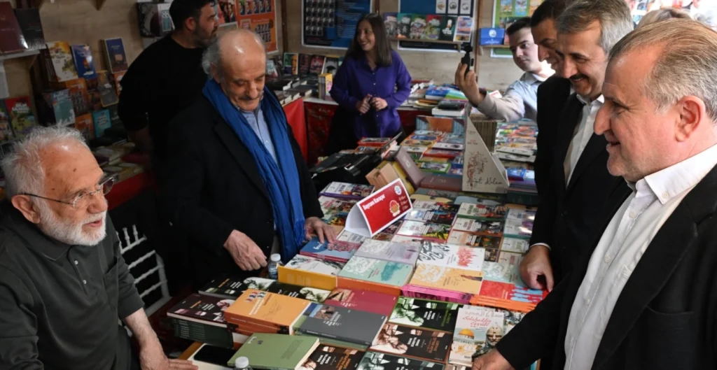 Edirne Söğütlük Millet Bahçesi'nde 23 Nisan Çocuk Bayramı kapsamında düzenlenen bilim, sanat ve kitap fuarı, Bakan Bak ve Vali Sezer'in katılımıyla şölene dönüştü.