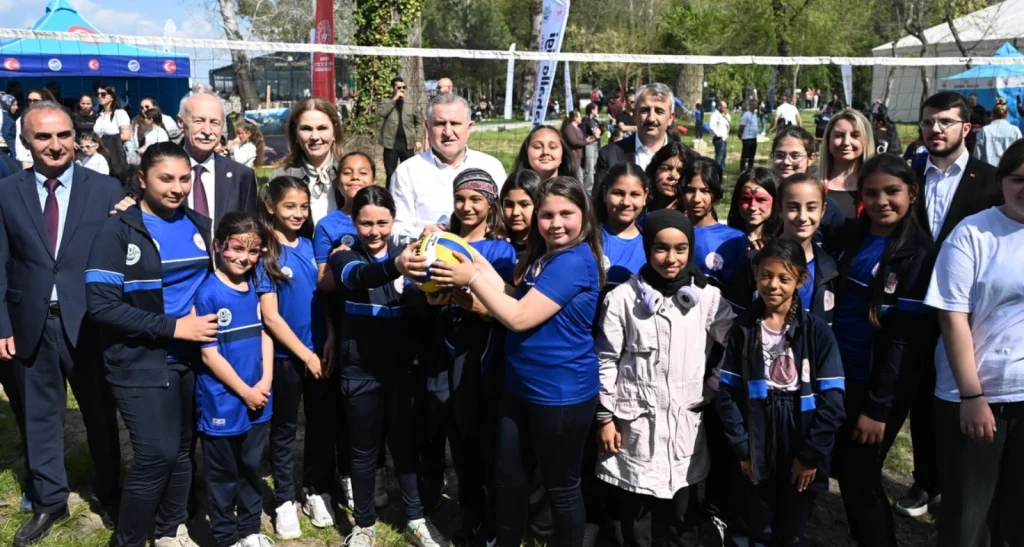 Edirne Söğütlük Millet Bahçesi'nde 23 Nisan Çocuk Bayramı kapsamında düzenlenen bilim, sanat ve kitap fuarı, Bakan Bak ve Vali Sezer'in katılımıyla şölene dönüştü.