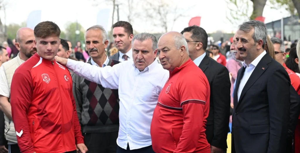 Edirne Söğütlük Millet Bahçesi'nde 23 Nisan Çocuk Bayramı kapsamında düzenlenen bilim, sanat ve kitap fuarı, Bakan Bak ve Vali Sezer'in katılımıyla şölene dönüştü.