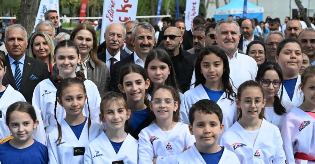 Edirne Söğütlük Millet Bahçesi'nde 23 Nisan Çocuk Bayramı kapsamında düzenlenen bilim, sanat ve kitap fuarı, Bakan Bak ve Vali Sezer'in katılımıyla şölene dönüştü.