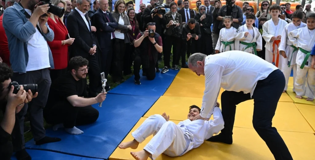 Edirne Söğütlük Millet Bahçesi'nde 23 Nisan Çocuk Bayramı kapsamında düzenlenen bilim, sanat ve kitap fuarı, Bakan Bak ve Vali Sezer'in katılımıyla şölene dönüştü.