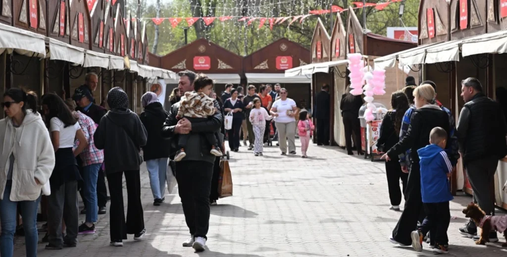 Edirne Söğütlük Millet Bahçesi'nde düzenlenen Gençlik, Çocuk, Kitap ve Bilim Fuarı kapılarını açtı. Vali Yunus Sezer'in ziyaret ettiği fuar, 81 yayınevi ve 60 yazarı ağırlıyor.