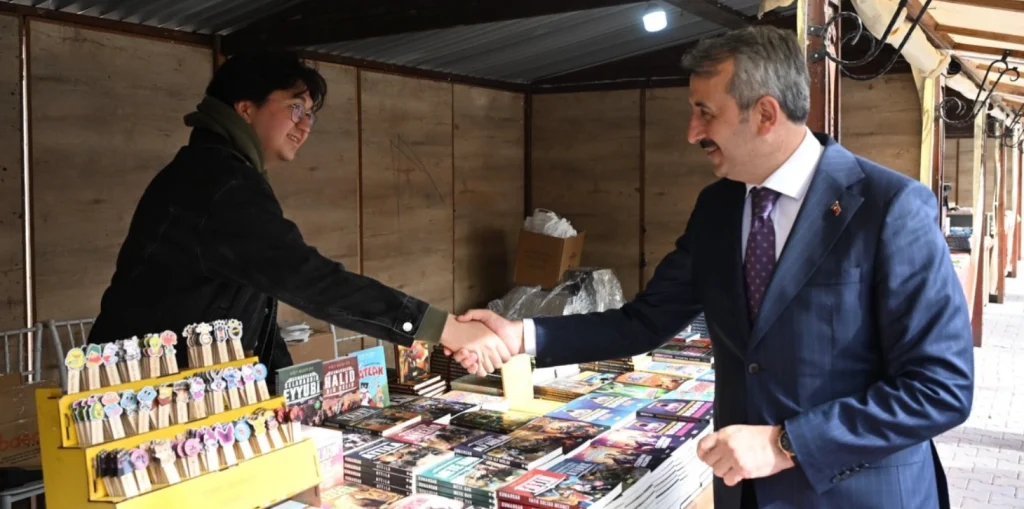 Edirne Söğütlük Millet Bahçesi'nde düzenlenen Gençlik, Çocuk, Kitap ve Bilim Fuarı kapılarını açtı. Vali Yunus Sezer'in ziyaret ettiği fuar, 81 yayınevi ve 60 yazarı ağırlıyor.
