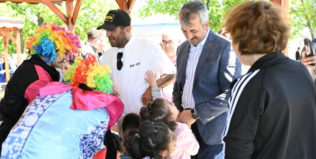 Edirne Valiliği ve Bedri Usta el ele verdi! Sevgi evlerinde kalan çocuklar için düzenlenen geleneksel piknikte lezzet ve eğlence bir aradaydı. Detaylar haberimizde. edirne haberler