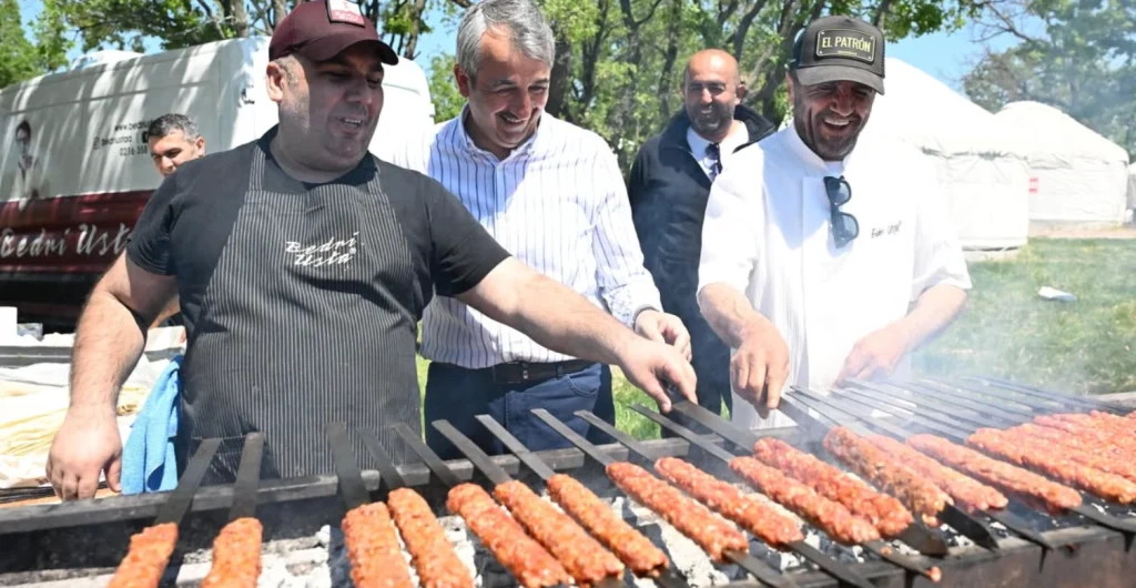 Edirne Valiliği ve Bedri Usta el ele verdi! Sevgi evlerinde kalan çocuklar için düzenlenen geleneksel piknikte lezzet ve eğlence bir aradaydı. Detaylar haberimizde. edirne haberler