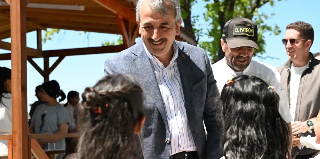 Edirne Valiliği ve Bedri Usta el ele verdi! Sevgi evlerinde kalan çocuklar için düzenlenen geleneksel piknikte lezzet ve eğlence bir aradaydı. Detaylar haberimizde. edirne haberler