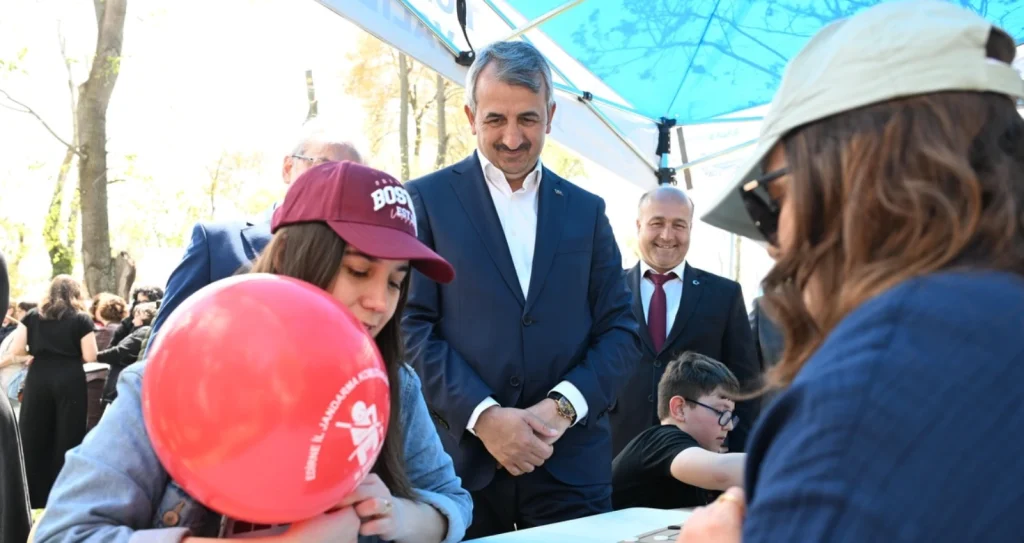 Edirne Valisi Yunus Sezer, Millet Bahçesi'ndeki 23 Nisan şenliklerinde çocuklarla buluştu. Yüz boyama, halk oyunları ve geleneksel oyunlarla çocuklar doyasıya eğlendi.