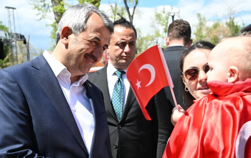 Edirne Valisi Yunus Sezer, Millet Bahçesi'ndeki 23 Nisan şenliklerinde çocuklarla buluştu. Yüz boyama, halk oyunları ve geleneksel oyunlarla çocuklar doyasıya eğlendi.