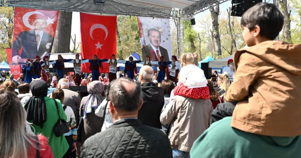 Edirne Valisi Yunus Sezer, Millet Bahçesi'ndeki 23 Nisan şenliklerinde çocuklarla buluştu. Yüz boyama, halk oyunları ve geleneksel oyunlarla çocuklar doyasıya eğlendi.