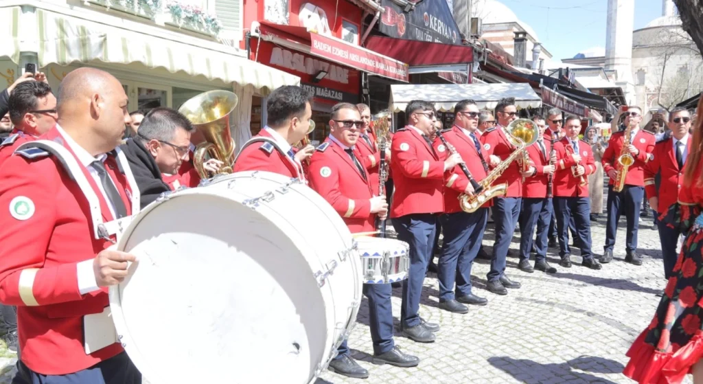 Edirne'de 8 Nisan Dünya Romanlar Günü coşkuyla kutlandı. Saraçlar Caddesi'ndeki etkinliklerde Belediye Bandosu ve dans gösterileriyle renkli anlar yaşandı.