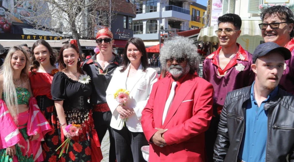 Edirne'de 8 Nisan Dünya Romanlar Günü coşkuyla kutlandı. Saraçlar Caddesi'ndeki etkinliklerde Belediye Bandosu ve dans gösterileriyle renkli anlar yaşandı.