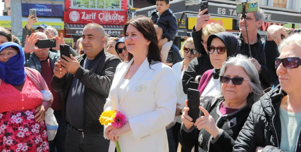 Edirne'de 8 Nisan Dünya Romanlar Günü coşkuyla kutlandı. Saraçlar Caddesi'ndeki etkinliklerde Belediye Bandosu ve dans gösterileriyle renkli anlar yaşandı.