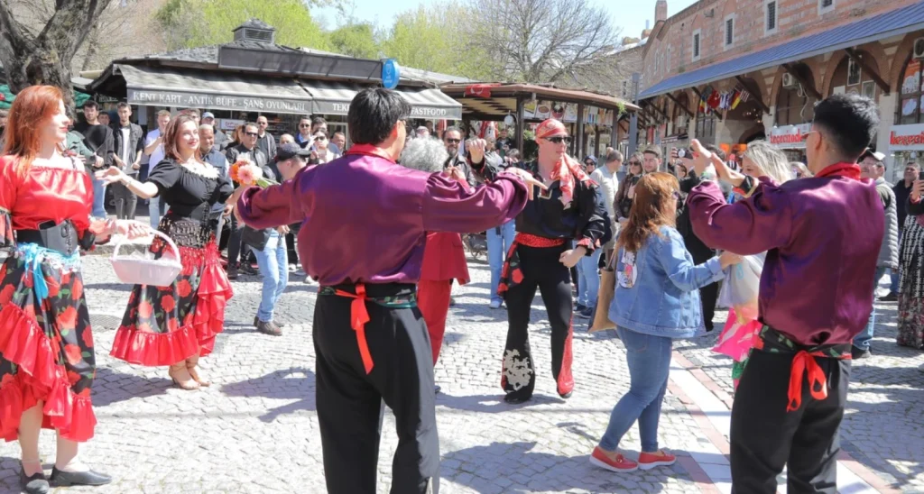 Edirne'de 8 Nisan Dünya Romanlar Günü coşkuyla kutlandı. Saraçlar Caddesi'ndeki etkinliklerde Belediye Bandosu ve dans gösterileriyle renkli anlar yaşandı.