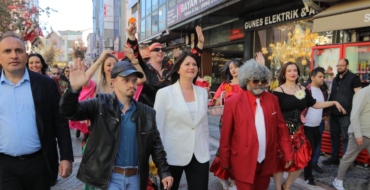 Saraçlar Caddesi’nde 8 Nisan Romanlar Günü