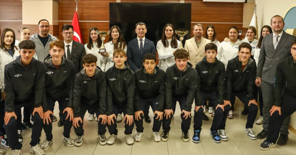 Kapaklı Ertuğrul Gazi Anadolu Lisesi Atletizm Takımı, Tekirdağ şampiyonu oldu. Belediye yönetimiyle buluşan gençler, bölge finalleri için destek sözü aldı.