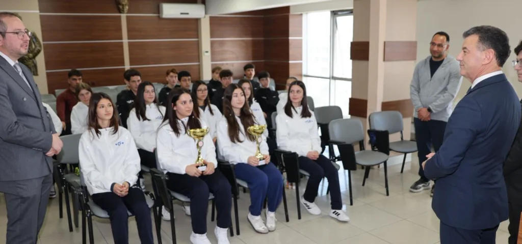 Kapaklı Ertuğrul Gazi Anadolu Lisesi Atletizm Takımı, Tekirdağ şampiyonu oldu. Belediye yönetimiyle buluşan gençler, bölge finalleri için destek sözü aldı.