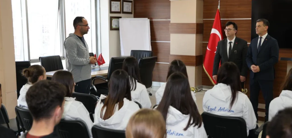 Kapaklı Ertuğrul Gazi Anadolu Lisesi Atletizm Takımı, Tekirdağ şampiyonu oldu. Belediye yönetimiyle buluşan gençler, bölge finalleri için destek sözü aldı.