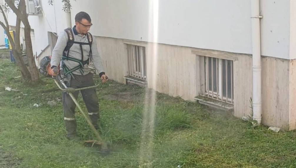 Fen İşleri Müdürlüğü sahada! 1 No’lu, 2 No’lu ve Sağlık Evi bahçesinde ot biçme, Muratlı Park'ta yenileme ve yol kasisi onarımları tamamlandı. Detaylar için tıklayın.