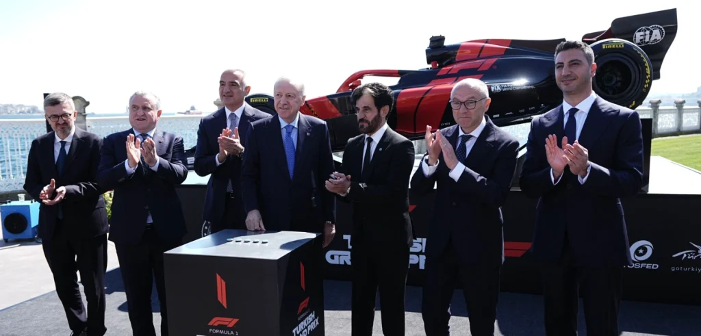 Cumhurbaşkanı Recep Tayyip Erdoğan açıkladı: Formula 1, 2027-2031 yılları arasında İstanbul'a dönüyor! İstanbul Park'taki dev organizasyonun detayları ve 5 yıllık anlaşmanın tüm ayrıntıları haberimizde.