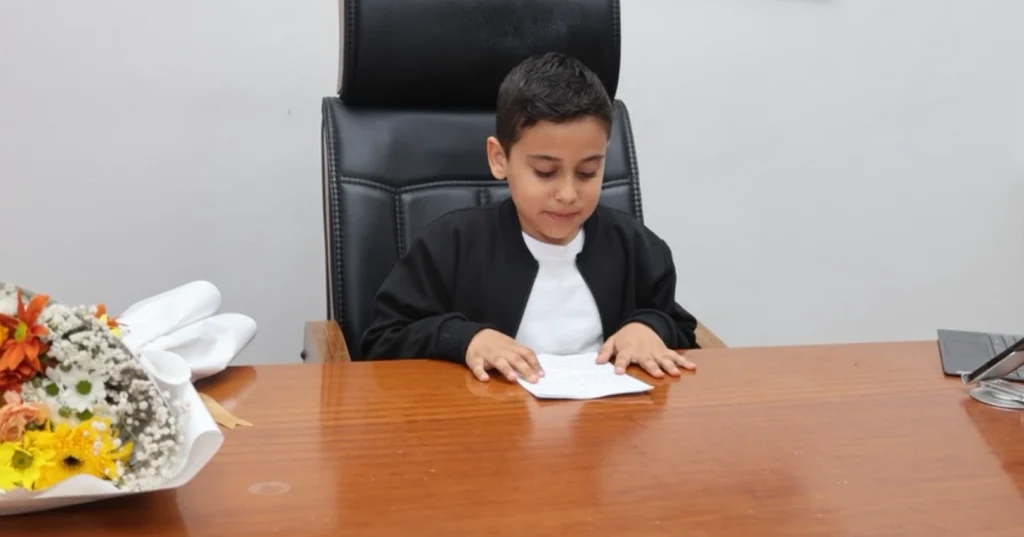 Gelibolu Belediye Başkanı Dr. Ali Kamil Soyuak, 23 Nisan dolayısıyla koltuğunu çocuklara bıraktı. Çocuk başkanlar Evra Yılmaz ve Cemil Korkmaz umut dolu mesajlar verdi.