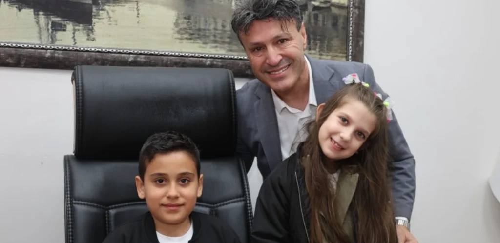 Gelibolu Belediye Başkanı Dr. Ali Kamil Soyuak, 23 Nisan dolayısıyla koltuğunu çocuklara bıraktı. Çocuk başkanlar Evra Yılmaz ve Cemil Korkmaz umut dolu mesajlar verdi.