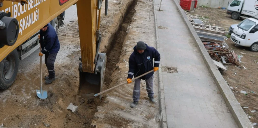 Gelibolu Belediyesi, su hatlarından sahil düzenlemelerine kadar geniş bir yelpazede saha çalışmalarını sürdürüyor. Altyapı ve üstyapı yatırımlarıyla şehir yenileniyor.