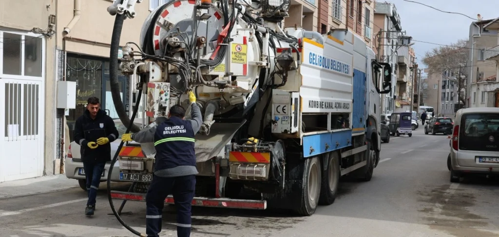 Gelibolu Belediyesi, su hatlarından sahil düzenlemelerine kadar geniş bir yelpazede saha çalışmalarını sürdürüyor. Altyapı ve üstyapı yatırımlarıyla şehir yenileniyor.