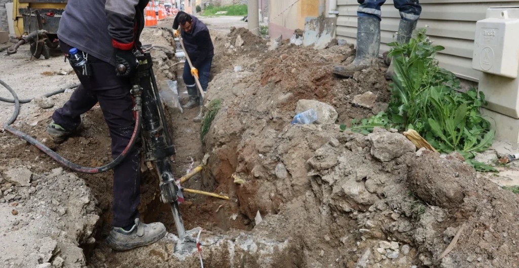 Gelibolu Belediyesi, su hatlarından sahil düzenlemelerine kadar geniş bir yelpazede saha çalışmalarını sürdürüyor. Altyapı ve üstyapı yatırımlarıyla şehir yenileniyor.