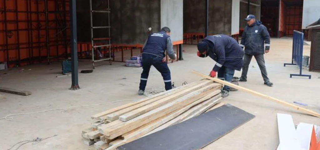 Gelibolu Belediyesi, su hatlarından sahil düzenlemelerine kadar geniş bir yelpazede saha çalışmalarını sürdürüyor. Altyapı ve üstyapı yatırımlarıyla şehir yenileniyor.