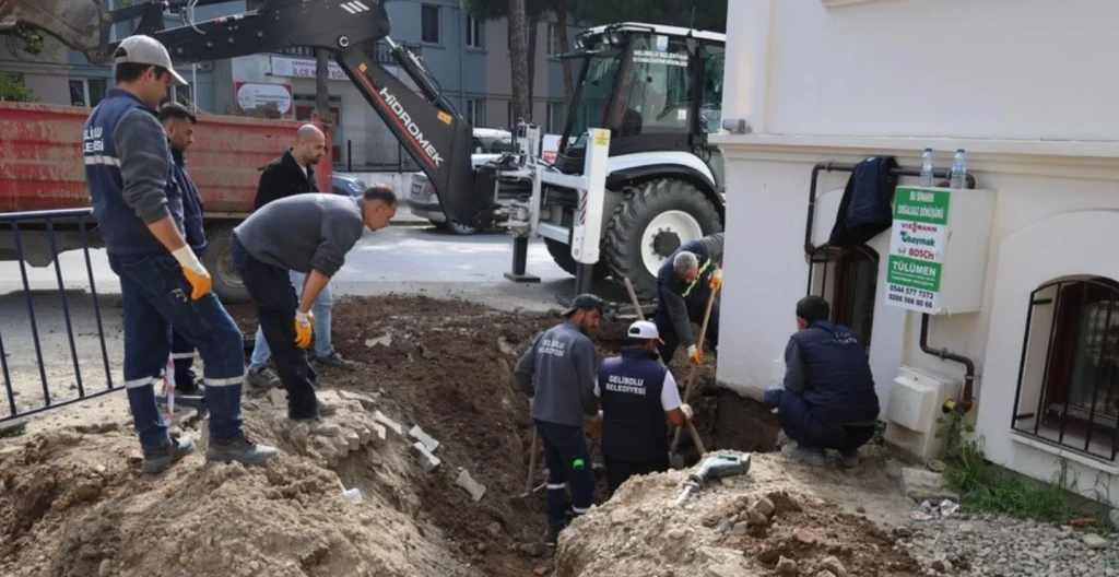 Gelibolu Belediyesi ekipleri, altyapı, çevre düzenlemesi ve 23 Nisan hazırlıkları için sahaya indi. İlçedeki kapsamlı yenileme çalışmalarının detayları haberimizde.