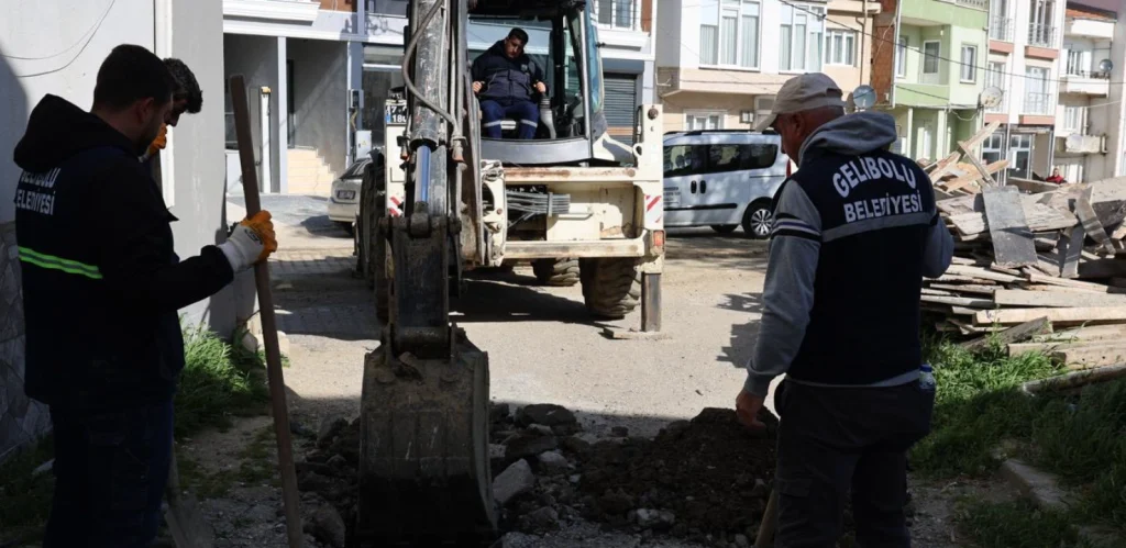 Gelibolu Belediyesi ekipleri, Miralay Şefik Aker Caddesi ve Hamzakoy gibi kritik noktalarda temiz su hattı, tretuvar ve parke taş çalışmalarına devam ediyor. Gelibolu Haberler