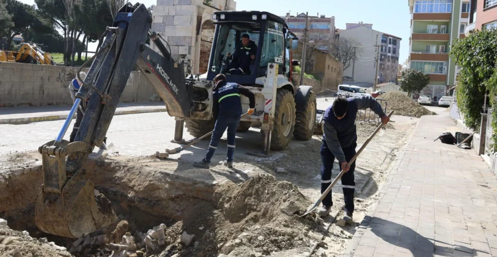 Gelibolu Belediyesi ekipleri, Miralay Şefik Aker Caddesi ve Hamzakoy gibi kritik noktalarda temiz su hattı, tretuvar ve parke taş çalışmalarına devam ediyor. Gelibolu Haberler