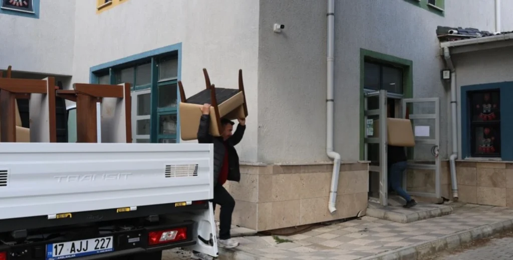 Gelibolu Belediyesi ekipleri, altyapı, çevre düzenlemesi ve 23 Nisan hazırlıkları için sahaya indi. İlçedeki kapsamlı yenileme çalışmalarının detayları haberimizde.