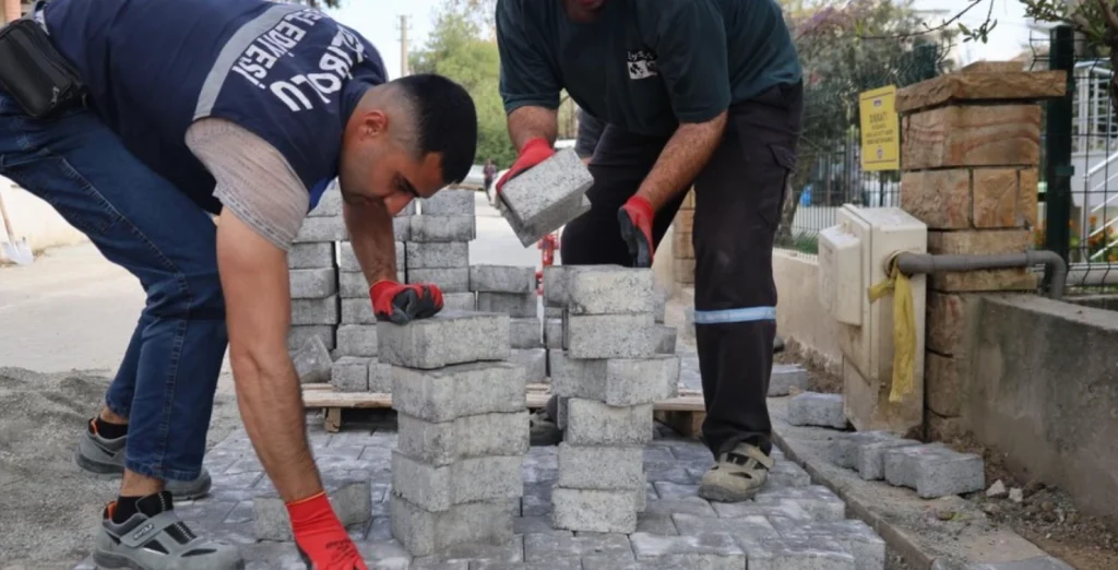 Gelibolu Belediyesi ekipleri, altyapı, çevre düzenlemesi ve 23 Nisan hazırlıkları için sahaya indi. İlçedeki kapsamlı yenileme çalışmalarının detayları haberimizde.