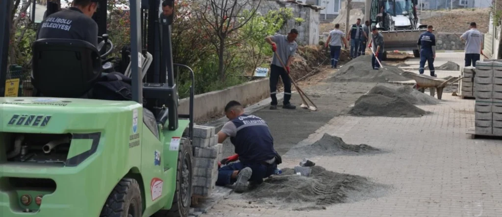 Gelibolu Belediyesi ekipleri, altyapı, çevre düzenlemesi ve 23 Nisan hazırlıkları için sahaya indi. İlçedeki kapsamlı yenileme çalışmalarının detayları haberimizde.