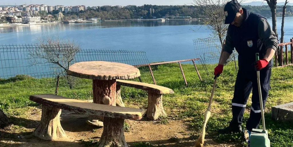 Gelibolu Belediyesi ekipleri hafta sonu demeden sahada! Hamzakoy tadilatı, altyapı çalışmaları ve temizlik seferberliğine dair tüm detaylar haberimizde.