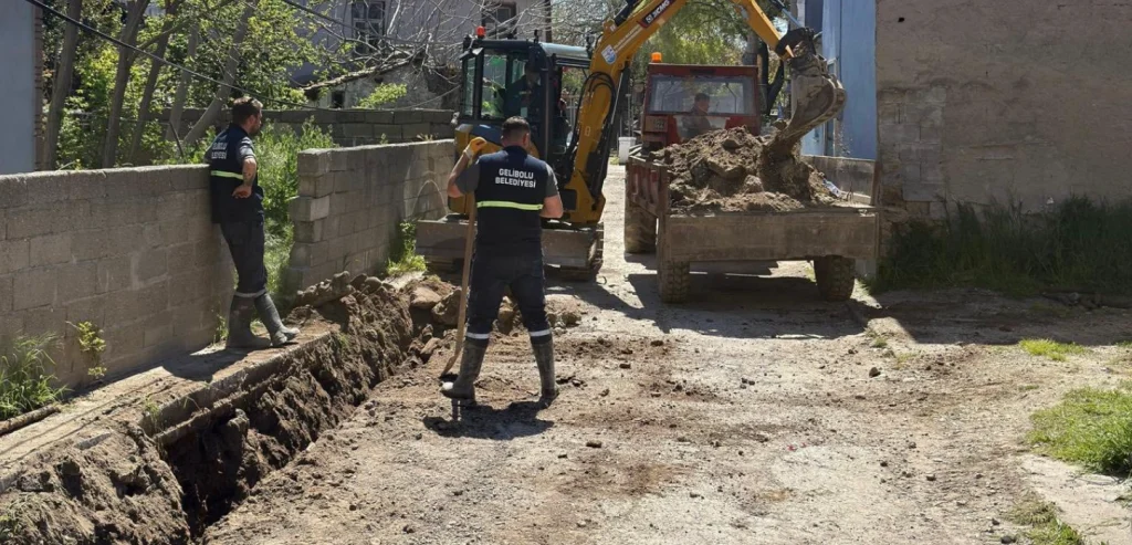 Gelibolu Belediyesi ekipleri hafta sonu demeden sahada! Hamzakoy tadilatı, altyapı çalışmaları ve temizlik seferberliğine dair tüm detaylar haberimizde.