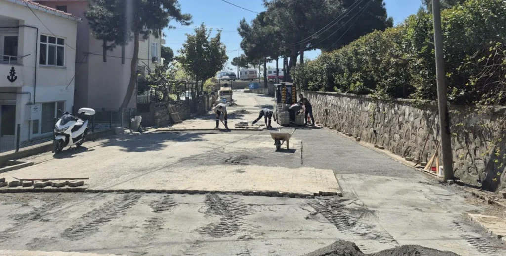 Gelibolu Belediyesi ekipleri hafta sonu demeden sahada! Hamzakoy tadilatı, altyapı çalışmaları ve temizlik seferberliğine dair tüm detaylar haberimizde.